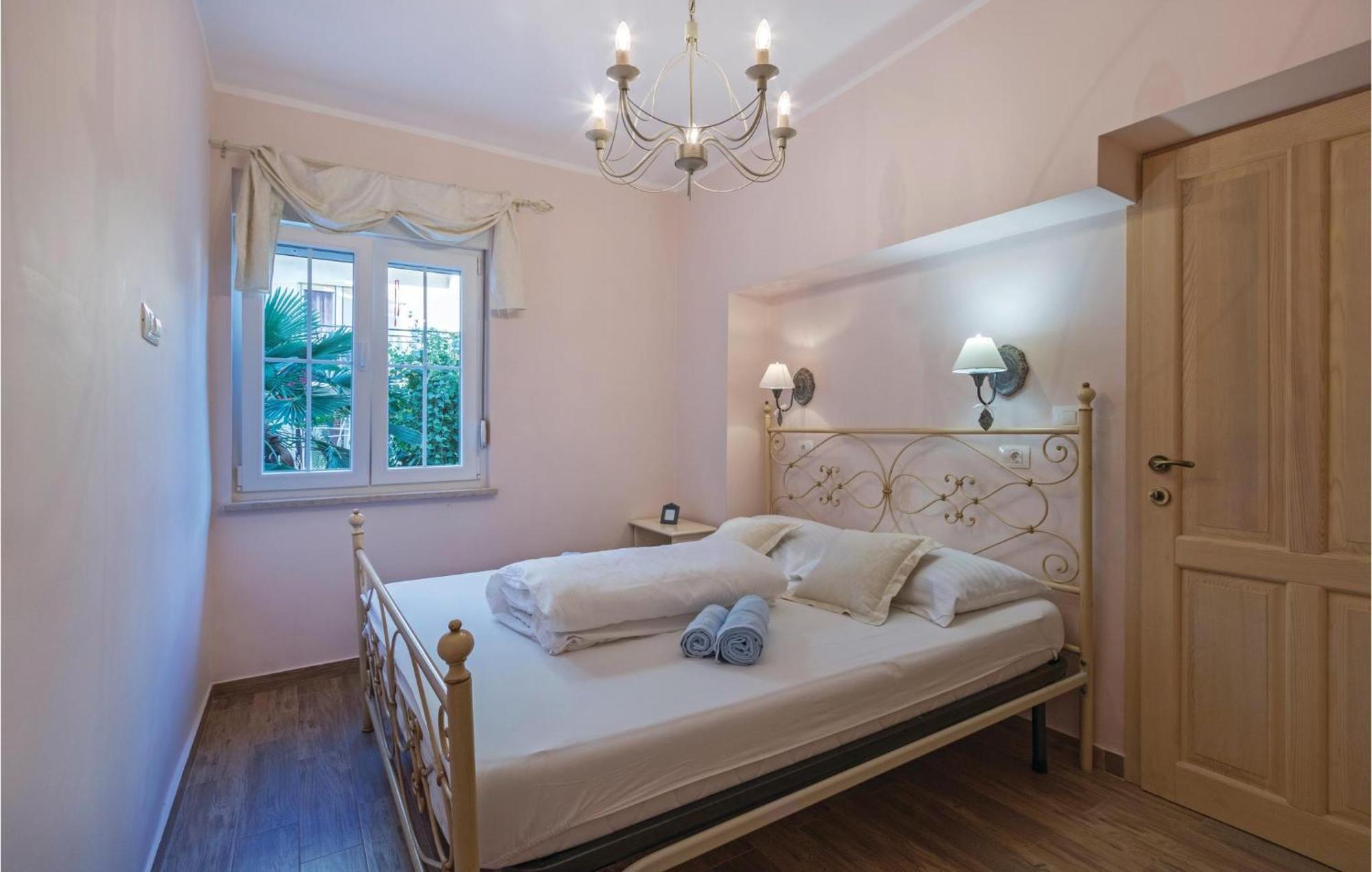 Nice Apartment In Pula With Kitchen *