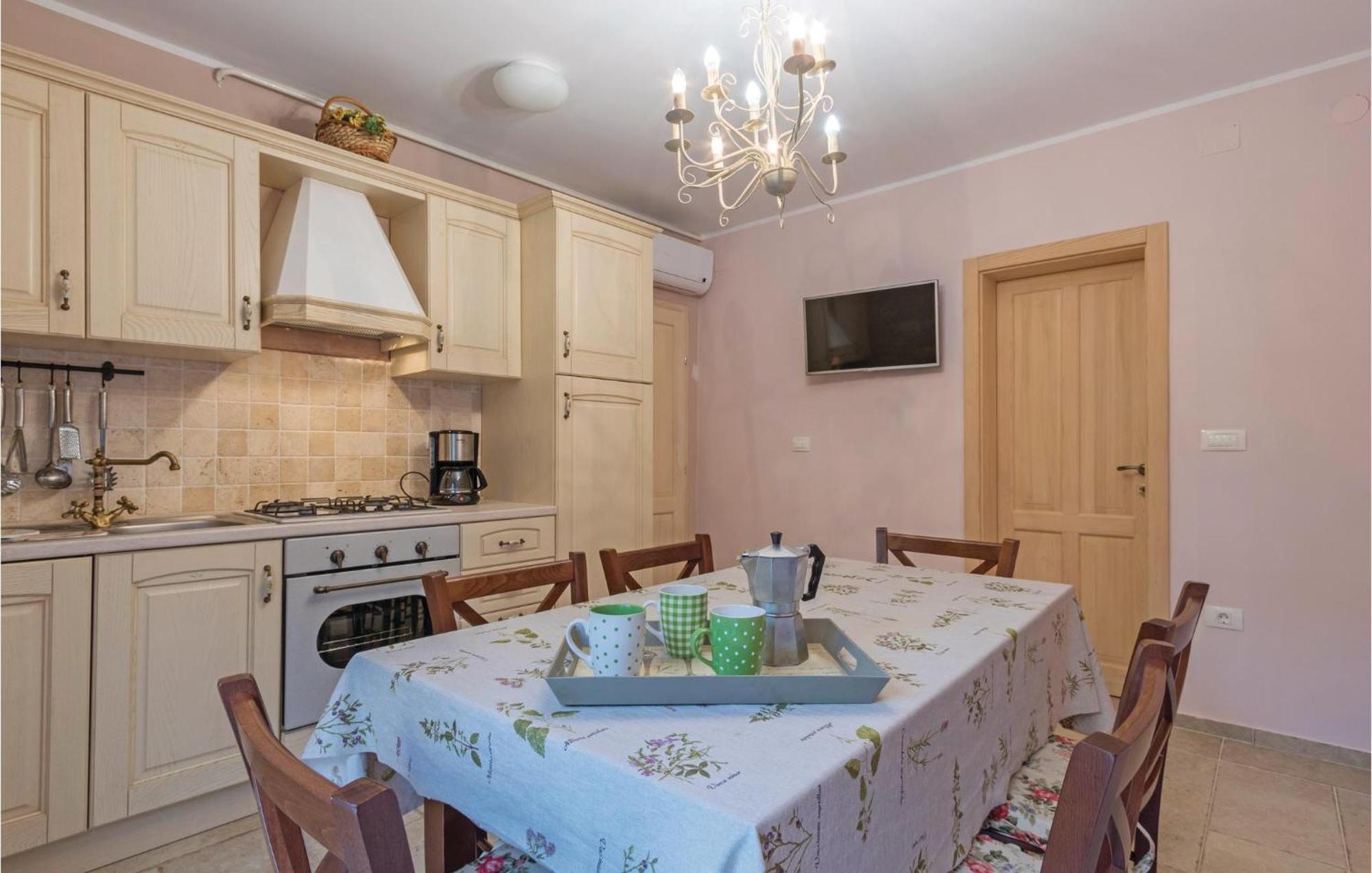 Nice Apartment In Pula With Kitchen Apartment *
