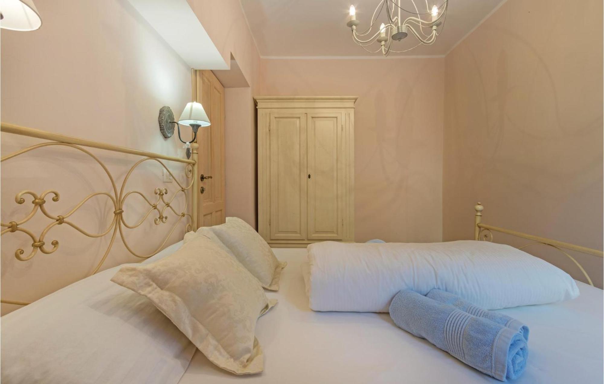 Nice Apartment In Pula With Kitchen *
