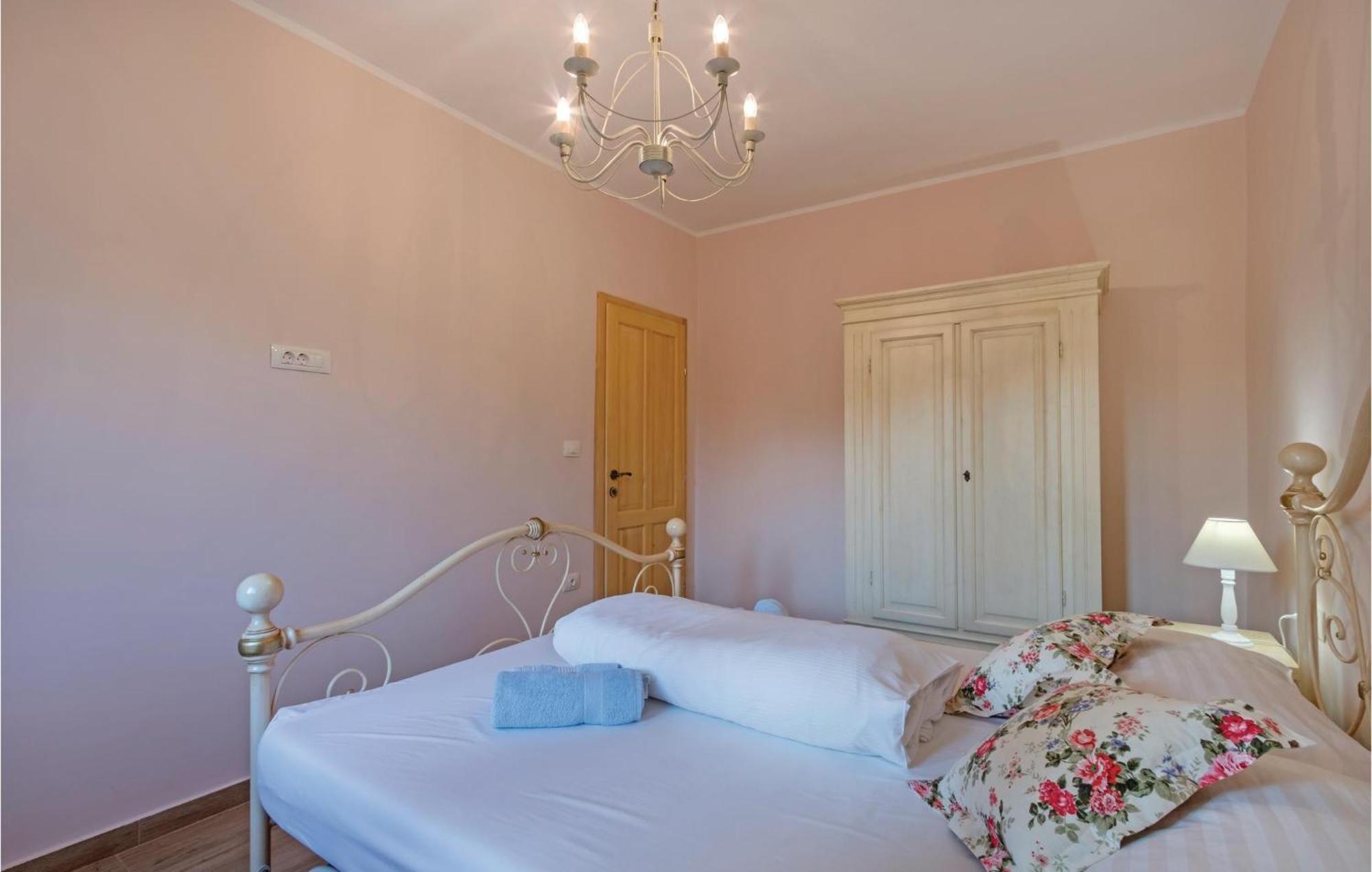 Nice Apartment In Pula With Kitchen *