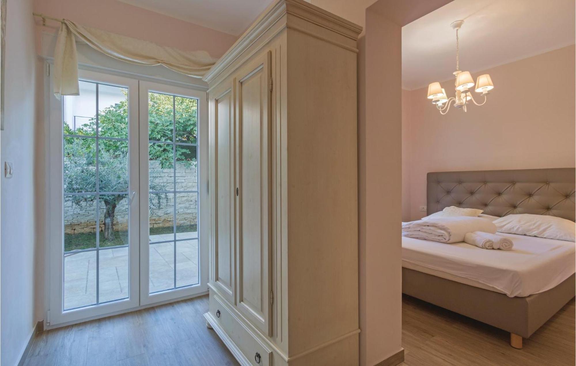 Nice Apartment In Pula With Kitchen *