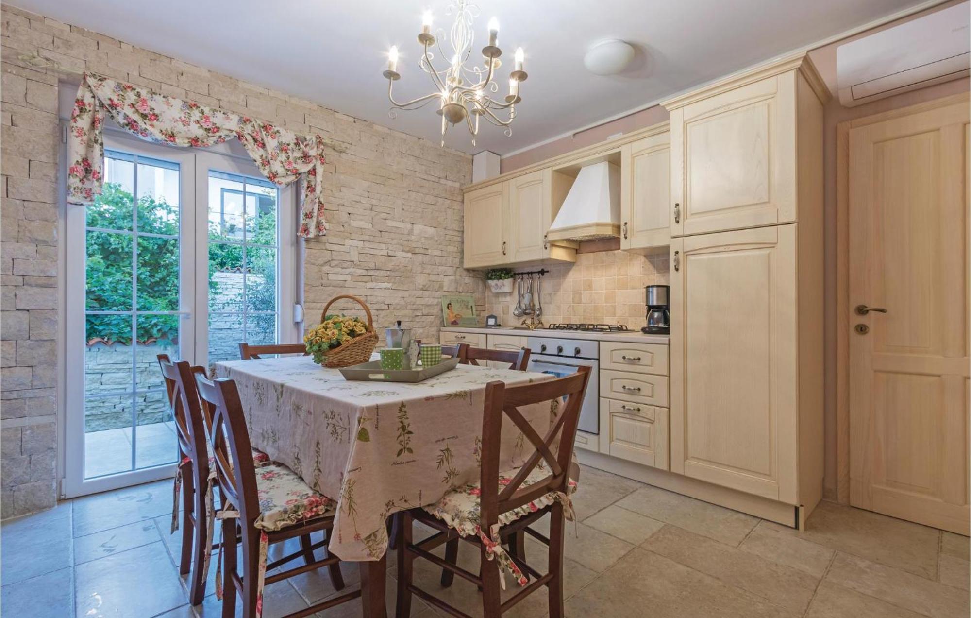 Nice Apartment In Pula With Kitchen Apartment *